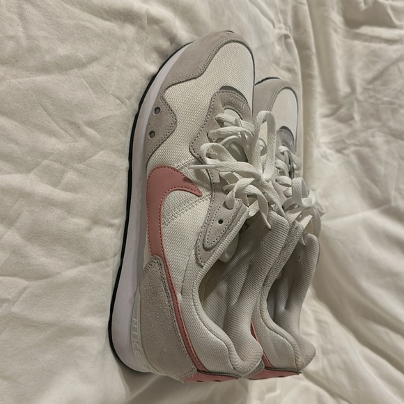 Rarely worn white and pink Nikes - Picture 4 of 6